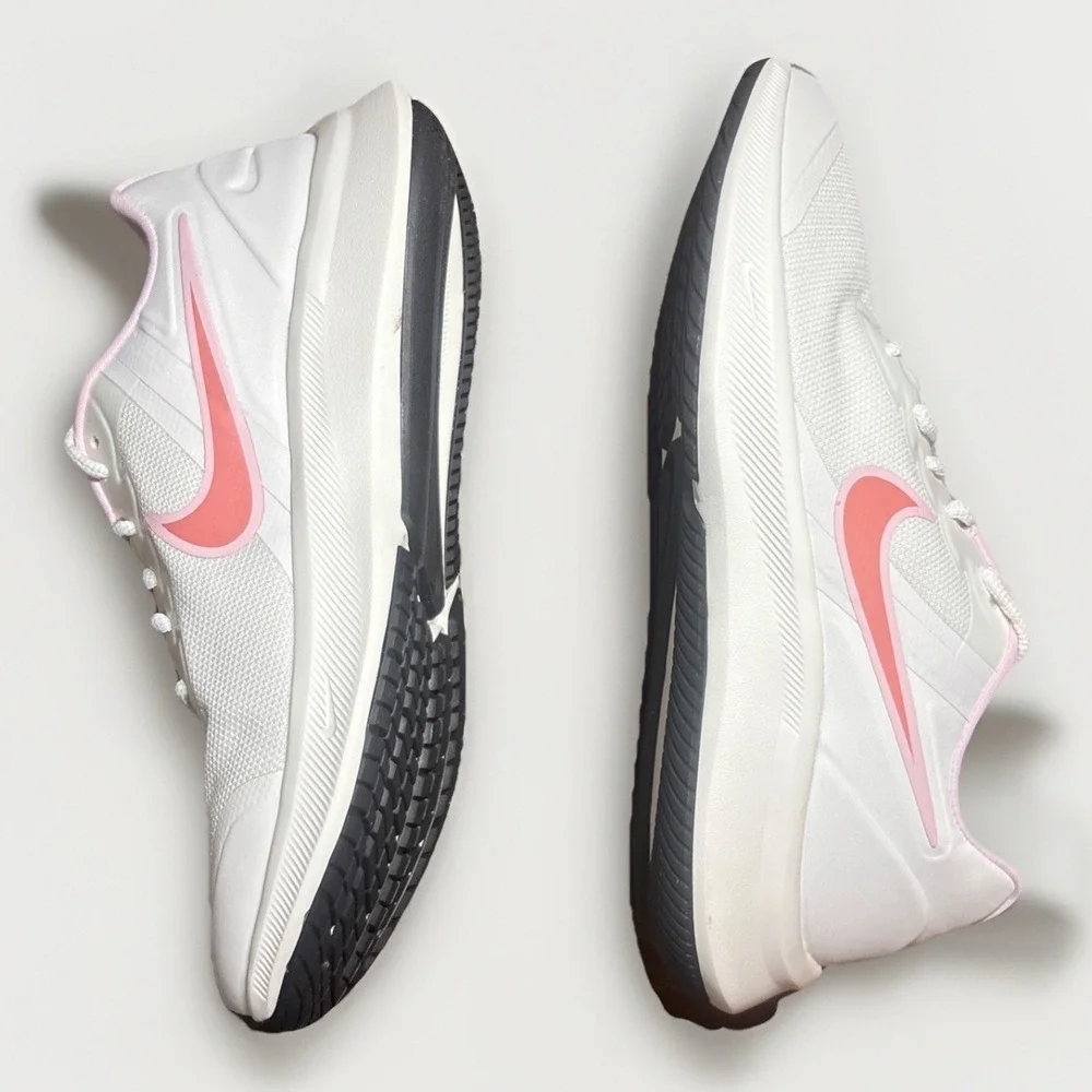 new NIKE STAR RUNNER 3 SE (GS) Size  5.5 Youth
